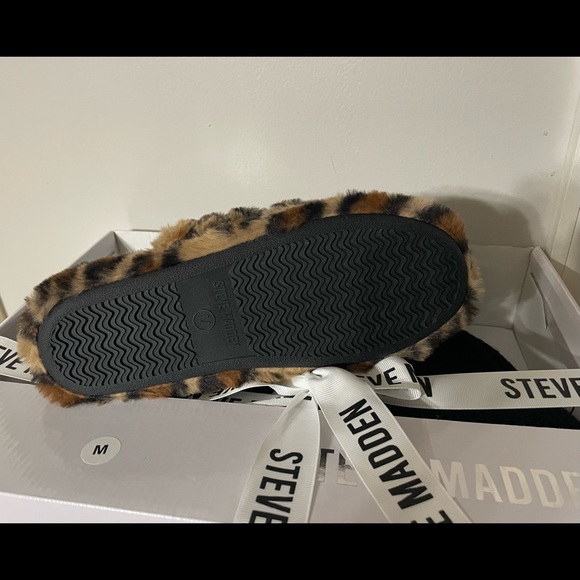 Steve Madden leopard print slippers and hat - Picture 6 of 8